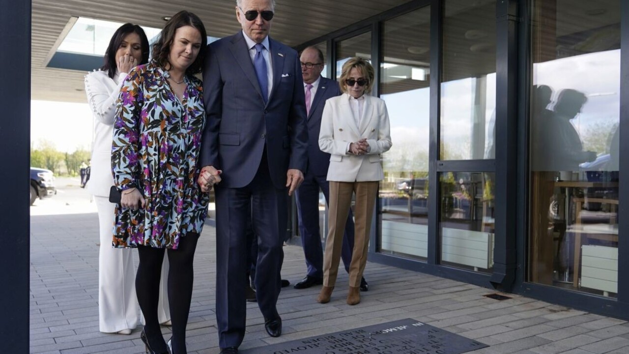 Biden sa v Írsku stretol s kňazom, ktorý viedol obrady na pohrebe jeho syna