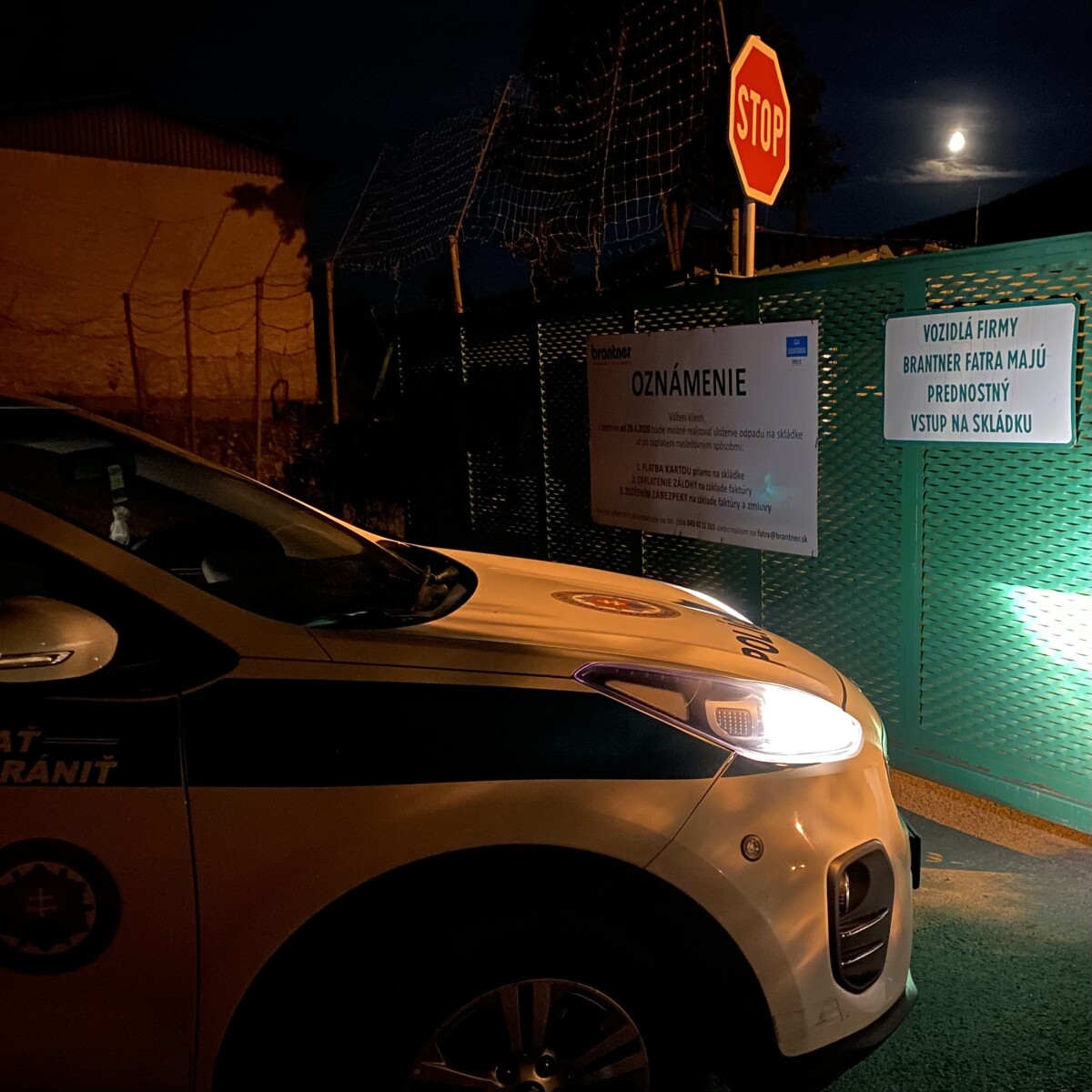 Polícia pred skládkou