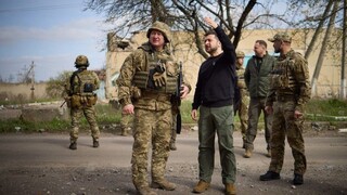 Ukrajinský prezident Zelenskyj navštívil mesto Avdijivka, vyznamenal vojakov