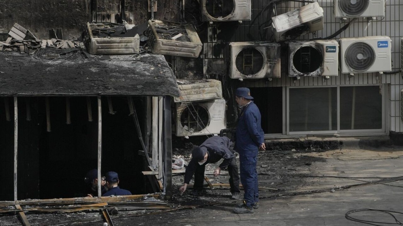 Počet obetí utorkového požiaru nemocnice v Pekingu vzrástol, úrady zadržali riaditeľa objektu