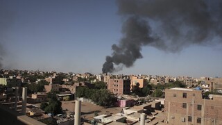 Boje v Sudáne neutíchajú. Z Chartúmu išli tisíce ľudí, pod paľbou sú aj nemocnice