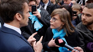Macron, odstúp, skandoval dav. Francúzskeho prezidenta vypískali pre podpísanie spornej reformy