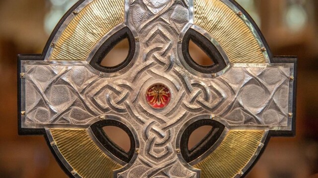 Na korunovácii Karola III. budú prítomné fragmenty z Kristovho kríža. Británii ich daroval pápež František