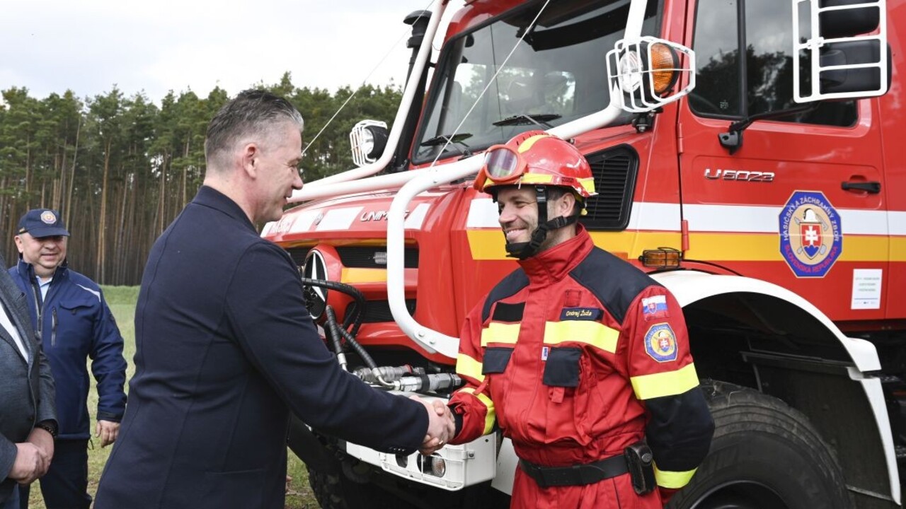 FOTO: Mikulec odovzdal hasičom nové špeciálne terénne vozidlá na likvidáciu lesných požiarov