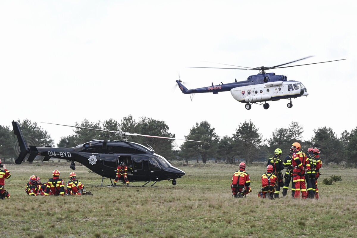 Roman Mikulec a Pavol Mikulášek odovzdali hasičom v Malackách do užívania 6 kusov špeciálne upravených terénnych hasičských vozidiel.