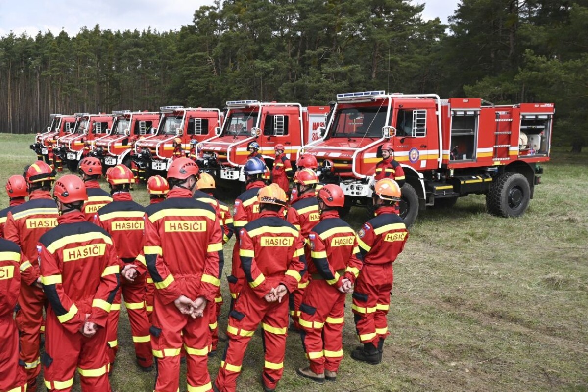 Roman Mikulec a Pavol Mikulášek odovzdali hasičom v Malackách do užívania 6 kusov špeciálne upravených terénnych hasičských vozidiel.