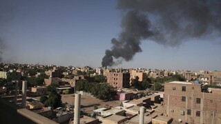 V sudánskej metropole Chartúme uviazli desaťtisíce ľudí, koniec bojov je v nedohľadne