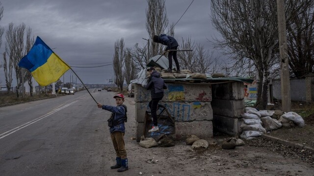 Moskva ukrajinské deti presunom zachraňuje, tvrdí ruský diplomat. Páchanie vojnových zločinov odmietol