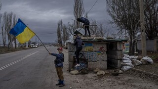 Moskva ukrajinské deti presunom zachraňuje, tvrdí ruský diplomat. Páchanie vojnových zločinov odmietol