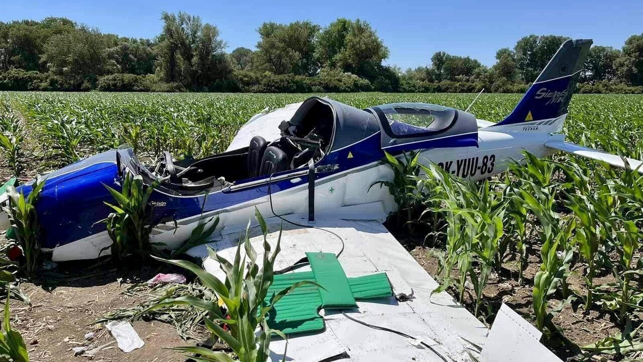 Piloti pochybili pri riadení stroja, nedodržali pravidlá. Vyšetrovanie nehody pri Nových Zámkoch naďalej pokračuje