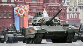 Z prehliadok a veľtrhov putujú na front. Rusko nasadilo na Ukrajine tanky T-14 Armata