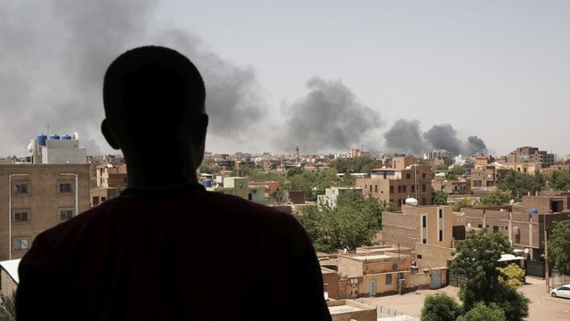 FOTO: Čo sa deje v Sudáne? Štáty sťahujú diplomatov a hlavné mesto zahaľujú mraky dymu