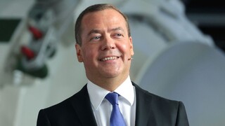 Svet je postavený na hlavu, hovorí Medvedev. Opäť vyhlasuje, že hrozí vypuknutie svetovej vojny