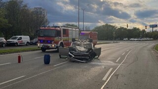 Vodič v Petržalke poškodil 12 áut, štyri značky a betónový stĺp. Jazdu ukončil na streche