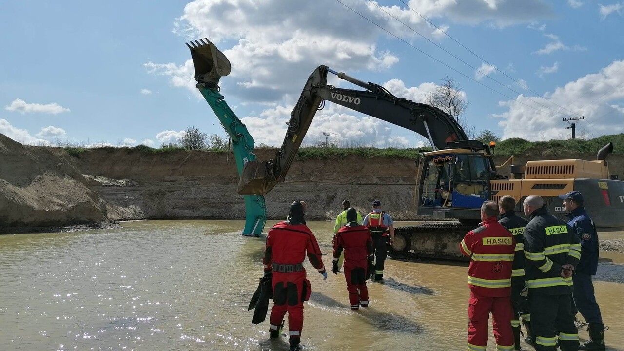 Bager sa prevrátil a potopil pod hladinu. Ostala tam zakliesnená osoba, hasiči vytiahli nevládne telo