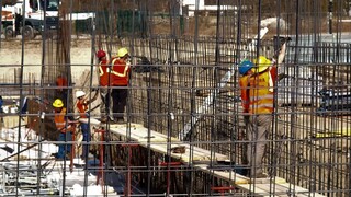 Priemyselná produkcia na Slovensku medziročne poklesla. Je to už piaty mesiac po sebe