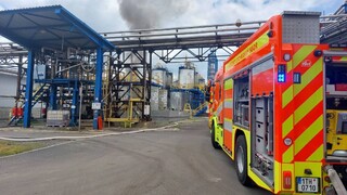 V areáli chemickej továrne v Česku došlo k výbuchu, zranený je jeden človek