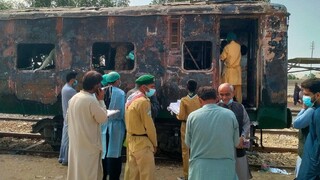 Najmenej sedem ľudí zomrelo pri požiari vlaku v Pakistane, o život prišli aj deti