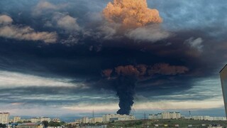 Na Kryme vypukol požiar, príčinou je zrejme útok dronom. V Sevastopole horela palivová nádrž