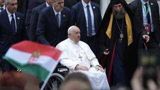 FOTO: Pápežova návšteva Maďarska vyvrcholila omšou, zúčastnili sa jej desaťtisíce ľudí