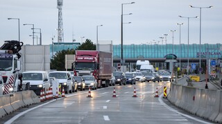 Diaľničný hraničný priechod s Rakúskom bol uzatvorený. Odstraňovali následky nehody vlakov