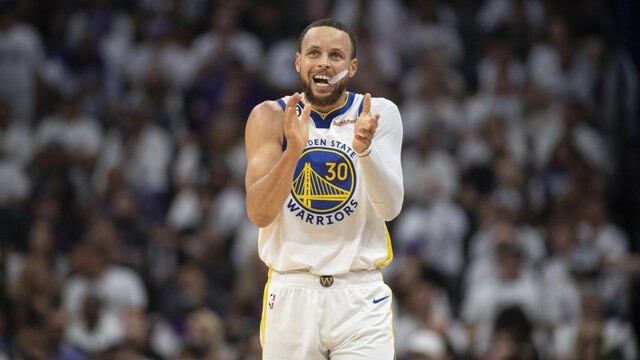 Basketbalisti Golden State Warriors postúpili, Curry si pripísal rekord