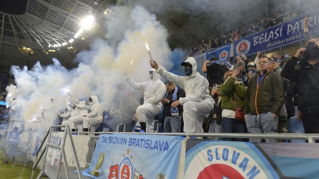 Belasým nevyšla odplata. Fanúšikovia Slovanu po zápase so Spartakom napadli hasičov