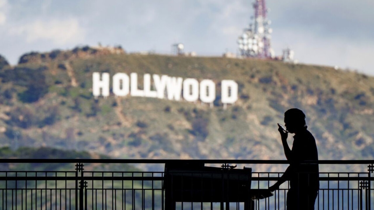 Hollywoodski scenáristi štrajkujú. Spomalí to prípravy na natáčanie nových seriálov a filmov