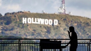 Hollywoodski scenáristi štrajkujú. Spomalí to prípravy na natáčanie nových seriálov a filmov