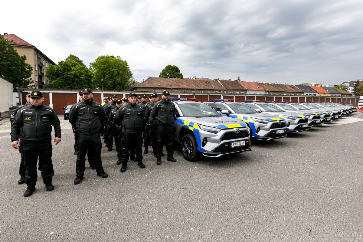 Na snímke policajti stoja pri prvých autách financovaných z Plánu obnovy a odolnosti SR.