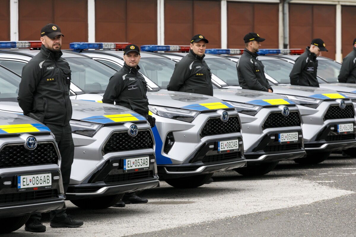 Na snímke policajti stoja pri prvých autách financovaných z Plánu obnovy a odolnosti SR.