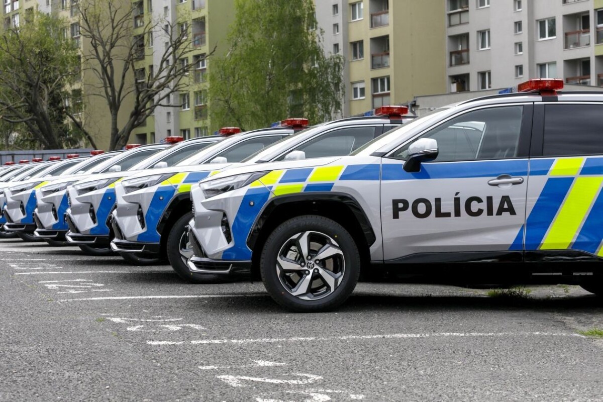 Na snímke prvé autá pre policajtov.