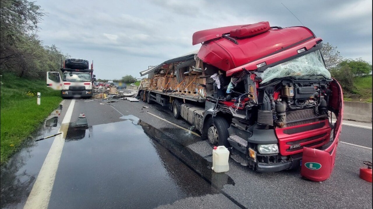 Diaľnicu D1 medzi Sencom a Bratislavou po nehode kamiónov čiastočne sprejazdnili