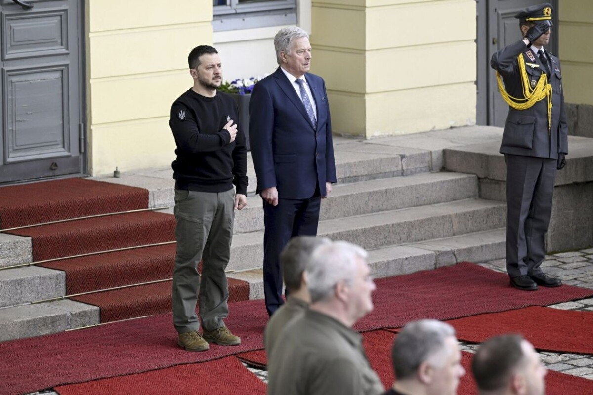 Ukrajinský prezident Volodymyr Zelenskyj na návšteve u fínskeho prezidenta Sauliho Niinistöa.