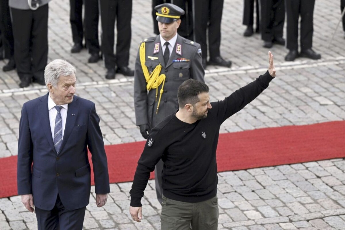 Ukrajinský prezident Volodymyr Zelenskyj na návšteve u fínskeho prezidenta Sauliho Niinistöa.