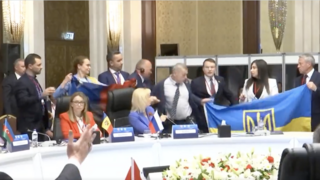 Trhanie vlajky z rúk a skandovanie. V Ankare došlo k potýčke delegácií z Ruska a Ukrajiny