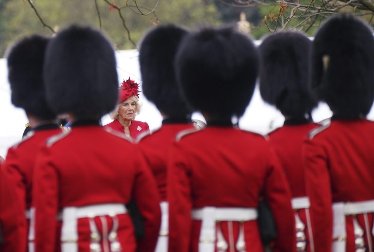 Kamila na ceremónii, na ktorej Karol III. predstavil nové štandardy a farby kráľovského námorníctva