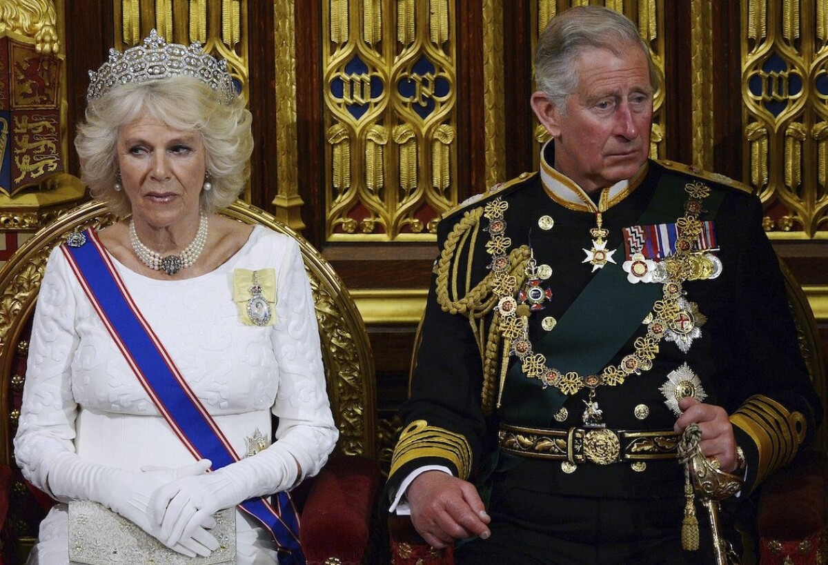 Charles a Kamila počúvajú, ako Alžbeta II. prednáša prejav v Snemovni lordov počas štátneho otvorenia parlamentu vo Westminsterskom opátstve v Londýne