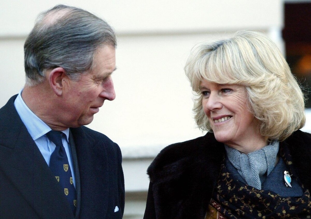Princ Charles a jeho snúbenica Kamila v záhrade paláca Clarence House v roku 2005