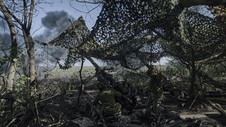 Ukrajinci odrazili okolo 60 ruských útokov za deň. Boje pokračujú pri Lymane, Bachmute a Marjinke