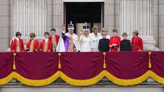 Veľká Británia oslavuje, má nového kráľa. Karolovi III. v sobotu oficiálne nasadili korunu