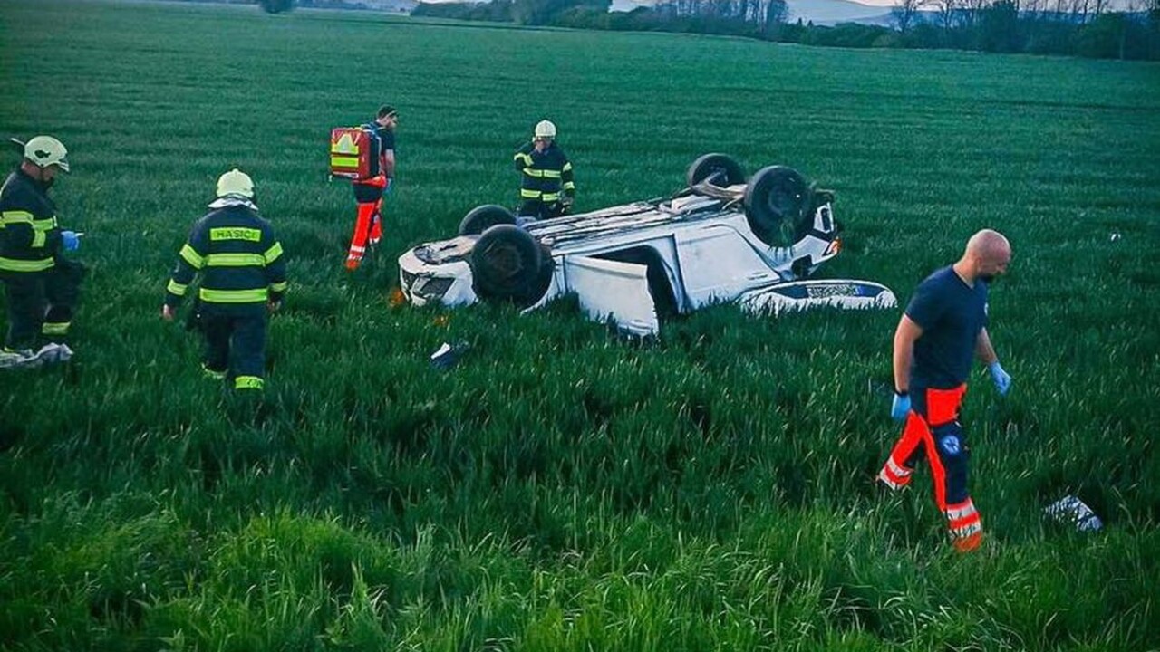 Tragická dopravná nehoda: V okrese Levice sa prevrátilo auto, 30-ročný vodič to neprežil