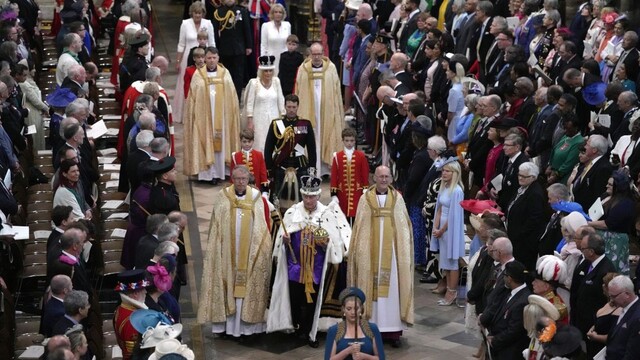 Kráľovský pár opúšťa Westministerské opátstvo.