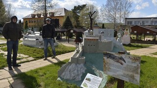 V parku miniatúr sú desiatky pamiatok. Umelci momentálne dokončujú Oravský hrad