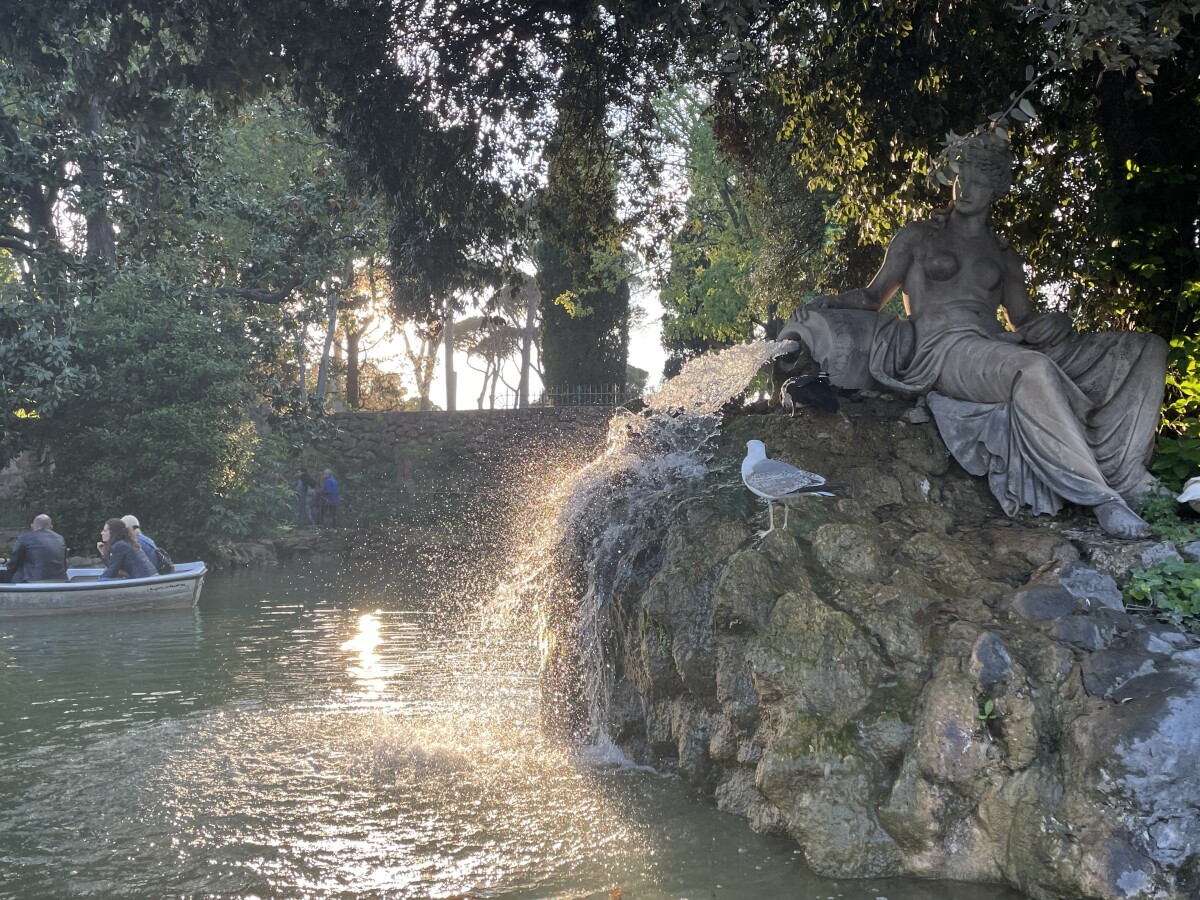 Jazierko na člnkovanie v parku Villa Borghese