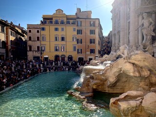 Fontána di Trevi a množstvo turistov