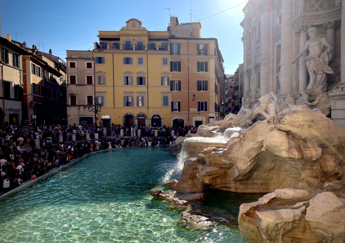 Fontána di Trevi a množstvo turistov