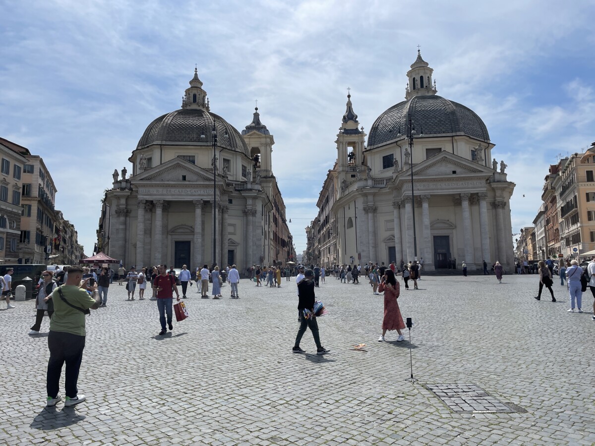 Identické chrámy na Piazza del Popolo