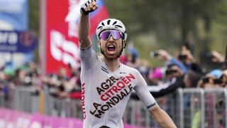 V štvrtej etape Gira triumfoval Paret-Peintre, krátko pred cieľom zdolal Leknessunda