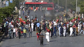 V Pakistane zatkli expremiéra, ľudia vyšli do ulíc. Protesty si vyžiadali najmenej jednu obeť